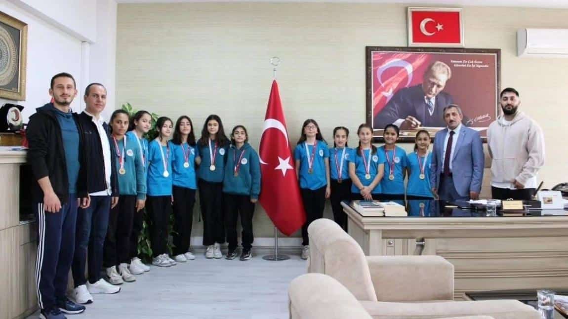 İlçe Milli Eğitim Müdürü Kız Futsal Takımını Tebrik Etti